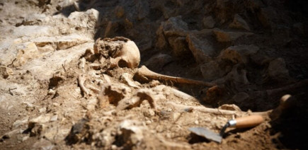 Ce camion livre du sable contenant... des ossements humains