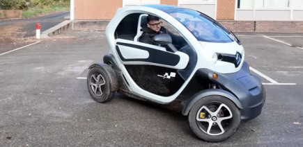 En surmotorisant son Twizy, il bat une Audi S1 en drag race