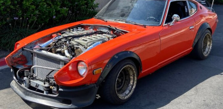 Quelqu’un est parvenu à installer un gigantesque V12 Mercedes dans une vieille Datsun rouillée