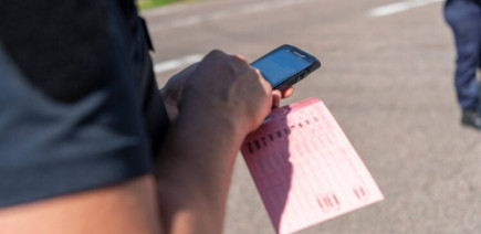 Ivre au volant, on le retrouve à l'arrêt en plein milieu de la chaussée