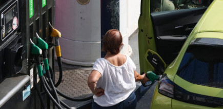 Pendant qu'elle met de l'essence, deux hommes lui volent sa voiture et son argent