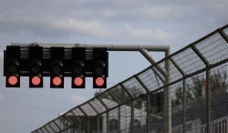 Qui éteint les feux au départ des GP de F1 ?