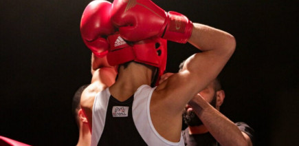 Furieux contre l'arbitre de boxe de son fils, il lui fonce dessus en voiture