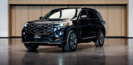 « Il aime la conduite sportive » : le pape roule désormais dans un SUV hybride de Ford trop gros pour les routes du Vatican