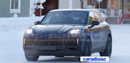 Porsche ne veut plus passer au tout électrique rapidement et la marque va conserver son Cayenne thermique en le restylant.