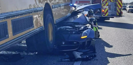 Il encastre sa Jaguar cabriolet sous un bus, et s’en sort avec quelques égratignures