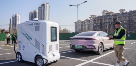 Et si la recharge venait à vous ? En Chine, des robots autonomes rechargent les voitures électriques à votre place