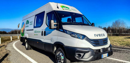 Il se recharge en roulant : Iveco teste un utilitaire électrique pas comme les autres