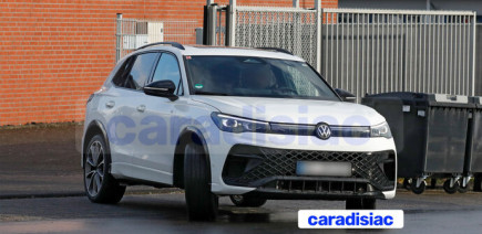 Pour animer la gamme du Volkswagen Tiguan, la marque de Wolfsburg prépare la version sportive « R » qui arrivera en fin d’année.