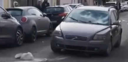 Elle fonce en sens inverse et manque de renverser des piétons dans une ruelle