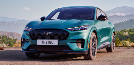 Ford Mustang Mach-E : la gamme s’enrichit et les tarifs baissent, voilà tout ce qui change en 2026