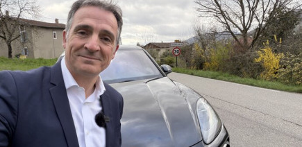 Le maire de Grenoble a ressorti un vieux poisson d’avril en Porsche Cayenne pour ses « haters »