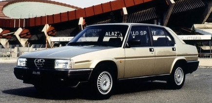 Sous la banalité, un moteur d’exception : redécouvrez l’étrange Alfa Romeo 90 V6