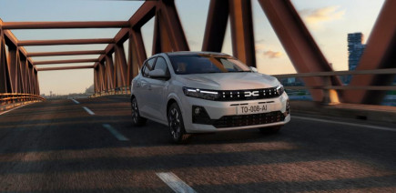 Dacia Sandero restylée : le constructeur change d’avis, le moteur hybride ne sera pas réservé qu’au Stepway