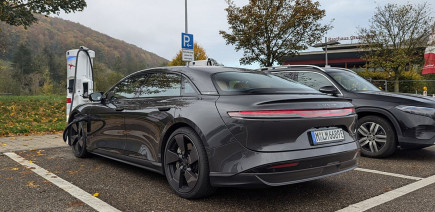 Cette marque de voitures électriques perd des milliards mais s’offre un patron au salaire énorme