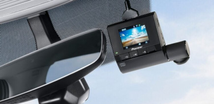 Accidents, litiges : cette dashcam Pioneer filme même quand vous n’êtes pas là !