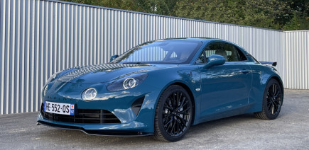 L’Alpine A110, cette voiture de sport française surdouée, ne sera bientôt plus fabriquée, mais il est encore possible d’en acheter