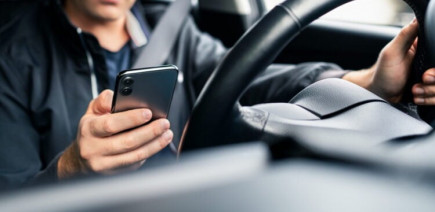 Smartphone au volant : la suspension immédiate du permis bientôt appliquée en Île-de-France ?