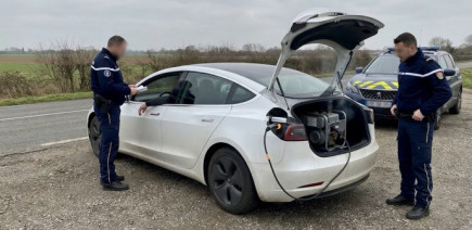 Des gendarmes qui verbalisent une Tesla branchée à un générateur diesel dans le coffre ? Evidemment, c’est n’importe quoi