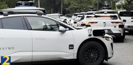 Une cinquantaine de voitures autonomes Waymo causent le chaos dans des voies sans issue
