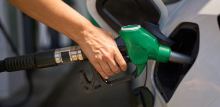 Vrai ou faux. Prix des carburants : faire le plein à l'allemande permet-il vraiment de faire des économies ?
