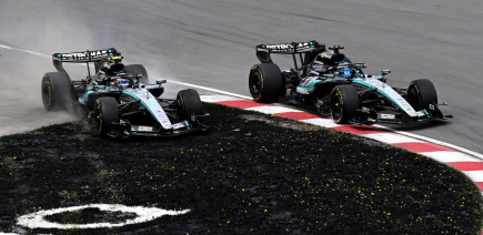 Russell tape du poing sur la table face à Antonelli au sprint de Montréal