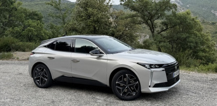 La DS N°4 Plug-In grimpe à 240 chevaux et coûte le prix d'une Allemande