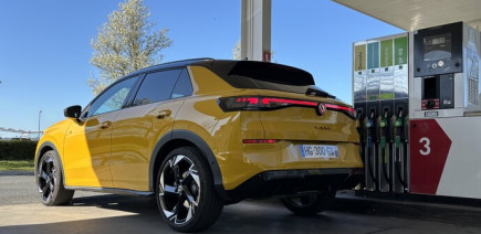 À votre avis, pourquoi la trappe à carburant est souvent située côté passager ?