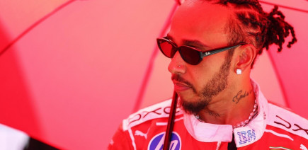 Hamilton explique la blessure au cou qui a affecté sa saison 2025