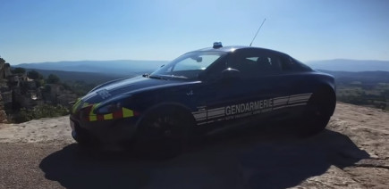 Les gendarmes espèrent « vous faire rêver » avec leur Alpine A110 posée dans l’un des plus beaux villages de France