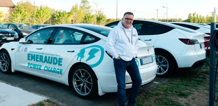 Pour installer des bornes de recharge, Cédric utilise sa Tesla Model 3 en guise d’utilitaire