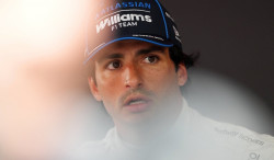 "Comment a-t-on pu accepter ça ?" : Sainz tacle encore la F1 2026