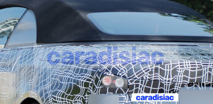 Un cabriolet BMW i4 est en préparation ! La preuve en images avec un prototype qui circule muni d’un gros camouflage sur les routes allemandes.