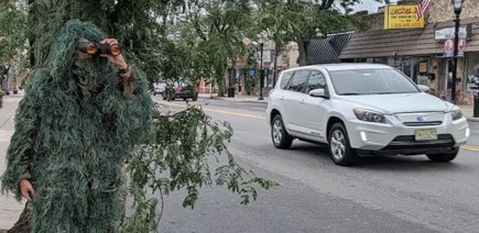 Un policier déguisé en buisson pour piéger les automobilistes