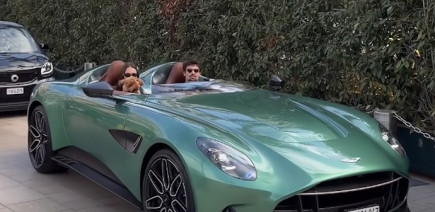 L’avantage très simple d’être un pilote fils de milliardaire dont le père possède aussi Aston Martin
