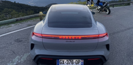 « La seule Porsche électrique va être arrêtée » : pourquoi de grands médias se sont trompés sur la Porsche Taycan ?