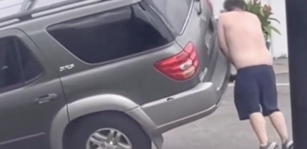 Ils veulent sauver ce Toyota suspendu dans le vide et provoquent sa chute