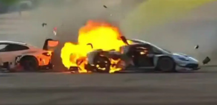 Piégé dans sa Ferrari en feu, il est sauvé par un pilote rival