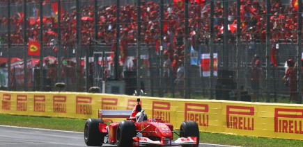 Vidéo : Vettel rend un hommage émouvant à Schumacher dans la Ferrari F2002