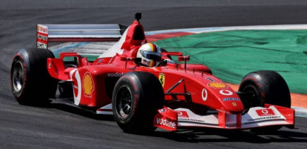Sebastian Vettel bouleversé après son retour chez Ferrari au volant de la F2002 de Schumacher