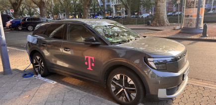 Des bornes de recharge cachées dans le trottoir ? Voilà ce qu’on a vu en Allemagne