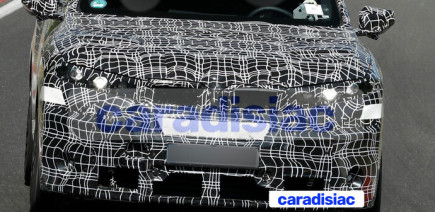 Après l’avoir découvert sur la route en juin dernier, le prototype du futur BMW IX5 M parcourt à haute vitesse le circuit du Nürburgring.