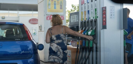 Le prix du carburant grimpe encore en France : est-ce mieux dans les autres pays ?