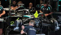 Ferrari pénalise Charles Leclerc à Bakou, Mercedes attend : deux stratégies opposées