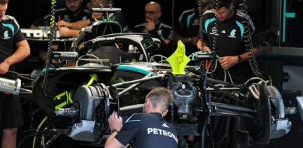 Ferrari pénalise Charles Leclerc à Bakou, Mercedes attend : deux stratégies opposées