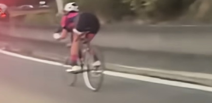 Mais que faisait cette cycliste à fond sur les voies réservées aux voitures en région parisienne ?