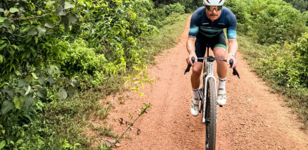 Bottas enfourche son vélo pour rejoindre Singapour depuis la Malaisie
