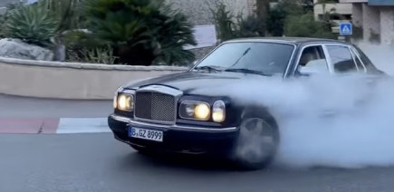 Mais que se passe-t-il avec cette Bentley dans le virage le plus célèbre de Monaco ?