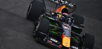 Max Verstappen en pole sprint mais sous enquête à Singapour