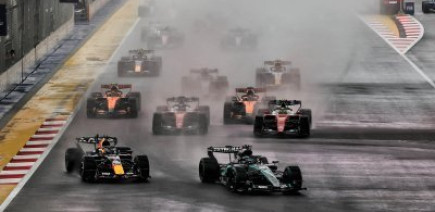 Verstappen remporte le Sprint F1 de Singapour devant les Ferrari, crash de Russell